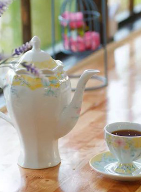 喜歡上一個(gè)人是一瞬間的心動(dòng)，帶來(lái)一段甜蜜期，往后余生，心動(dòng)的甜度緩了下來(lái)，卻融入兩個(gè)人的全世界。喝到一杯喜歡的茶，也是舌腔內(nèi)一瞬間的驚喜，茶的真滋味才漸入人心。往后再喝，難忘初見(jiàn)時(shí)的驚喜，卻鐘情于穩(wěn)定的香氣。茶葉和愛(ài)情一樣，都有一段時(shí)間的熱戀期。