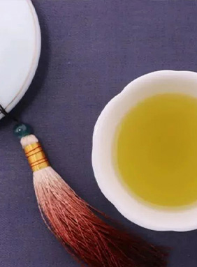 干凈之心，品飲佳茗，一身清，一生輕。喝茶不難，難的是喝茶的人要投入十分的專(zhuān)注和感情。遇到不懂之味，細(xì)細(xì)感受，腦海中搜索一個(gè)貼近的詞語(yǔ)，將它從茫茫茶海拉到你的身邊；遇到不解之惑，虛心請(qǐng)教老茶客，鉆研知識(shí)，感受茶深?yuàn)W的神秘之美。喝茶時(shí)如何提升自己的幾個(gè)小問(wèn)題，希望能幫助茶友們輕松感受茶文化，還原一杯茶的純粹